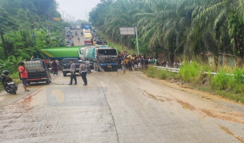 Tabrakan Beruntun 4 Truk Fuso di Lintas Pekanbaru-Duri, Tanjakan Maut, Tangki Bocor hingga CPO Meluber