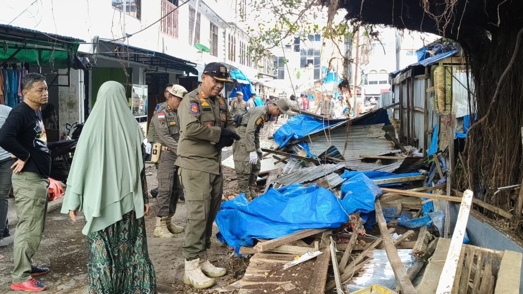 Satpol PP Inhil Tertibkan Kios di Kawasan Air Mancur dan Pasar Tengah