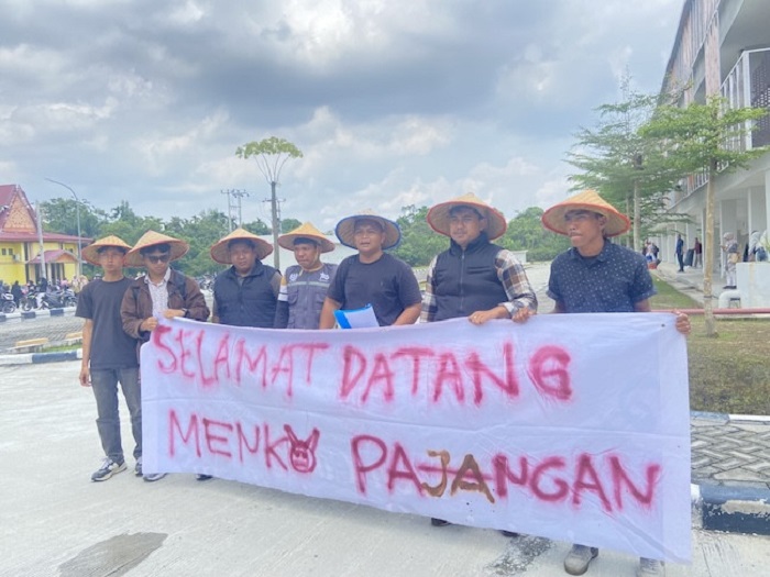 Parah! Kaca Mobil Tertutup Rapat, Wamenko Pangan Cuekin 6 Tuntutan Genting Mahasiswa Unri