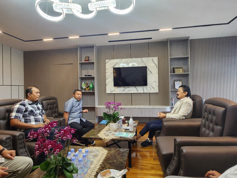Abdul Wahid Dorong Tiket  Penerbangan Komersial di Riau Kembali Murah