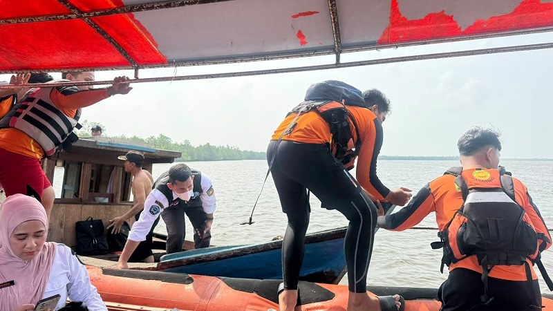 Drama Mesin Mati di Perairan Suir Meranti, 6 Orang Selamat Dievakuasi Tim SAR