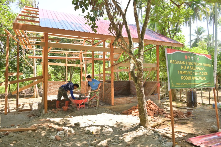 TMMD Ke-129 Kodim 0102/Pidie Wujudkan Hunian Layak, Rumah Rabunmah Amin Terus Dikebut Hingga Tahap Dinding Bata