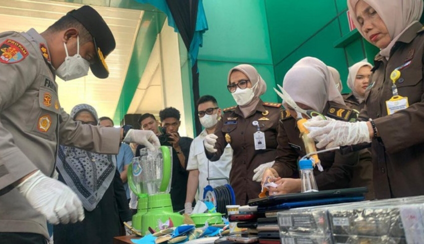 Kejari Inhil Musnahkan Barang Bukti Narkoba dan Elektronik Ilegal