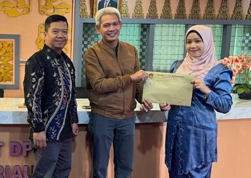 KPU Riau Serahkan SK Penetapan Gubernur dan Wakil Gubernur Terpilih ke DPRD