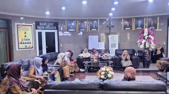 Tragis, Enam Bulan Bekerja Tanpa Gaji, Puluhan Guru Bantu Geruduk DPRD Kampar