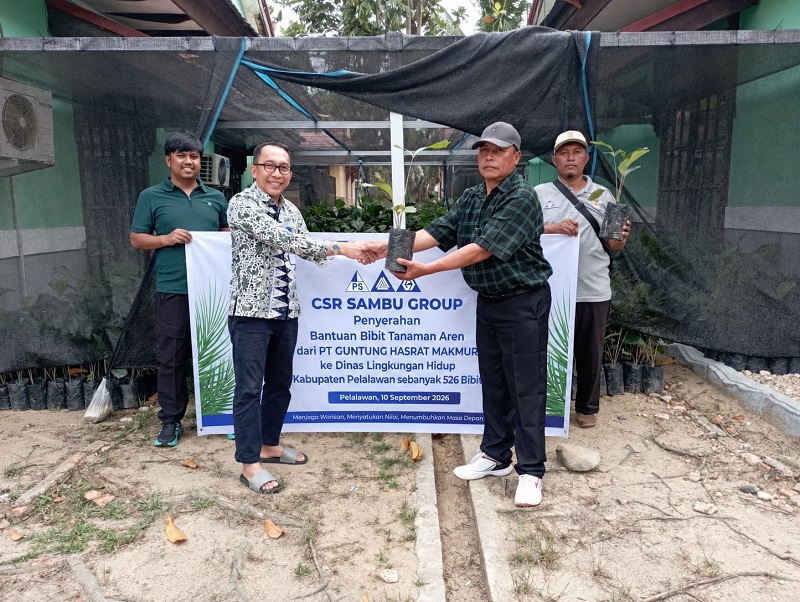 Dukung Pelalawan Sejuk, PT Guntung Hasrat Makmur, Serahkan 526 Bibit Aren