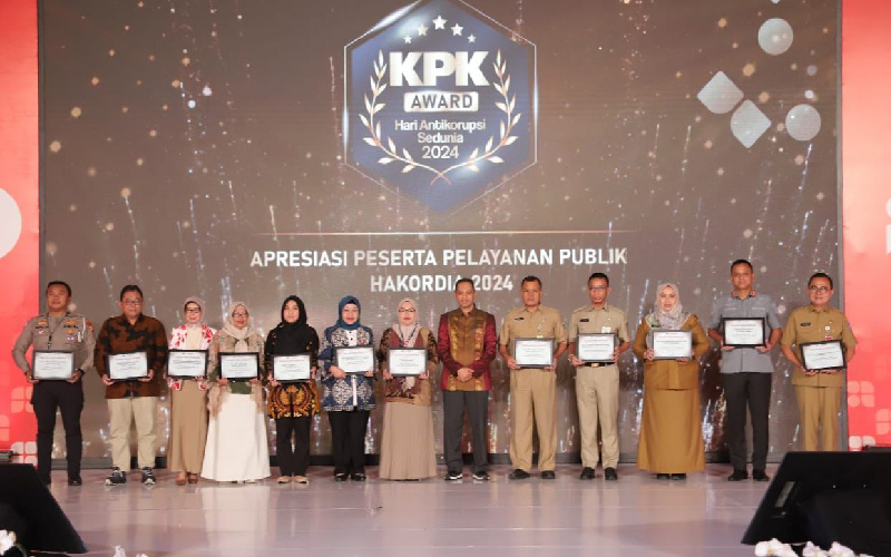 Sukses Layani 635 Warga di Hakordia 2024, Dukcapil Raih Penghargaan Pelayanan Publik dari KPK