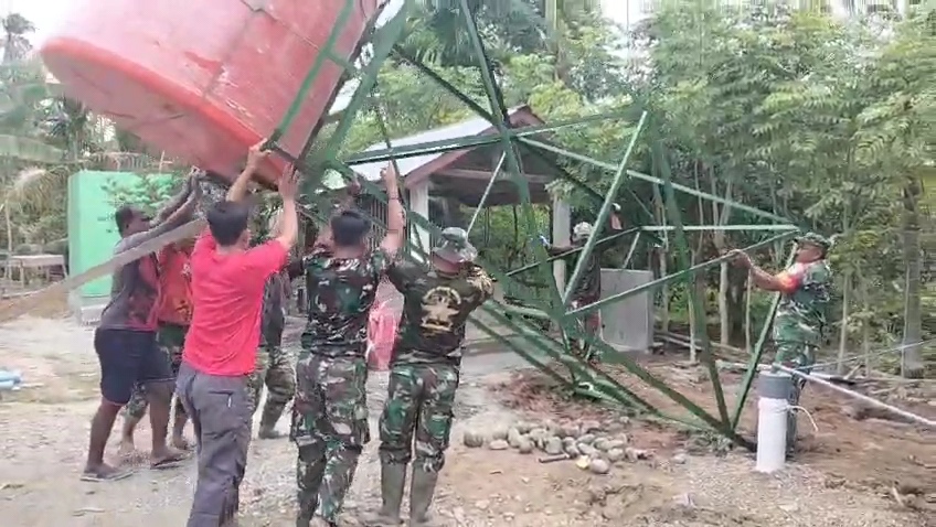 Tak Kenal Hari Libur, Satgas TMMD ke-129 Pasang Tower dan Tandon Air di Dayah Lhok Panah