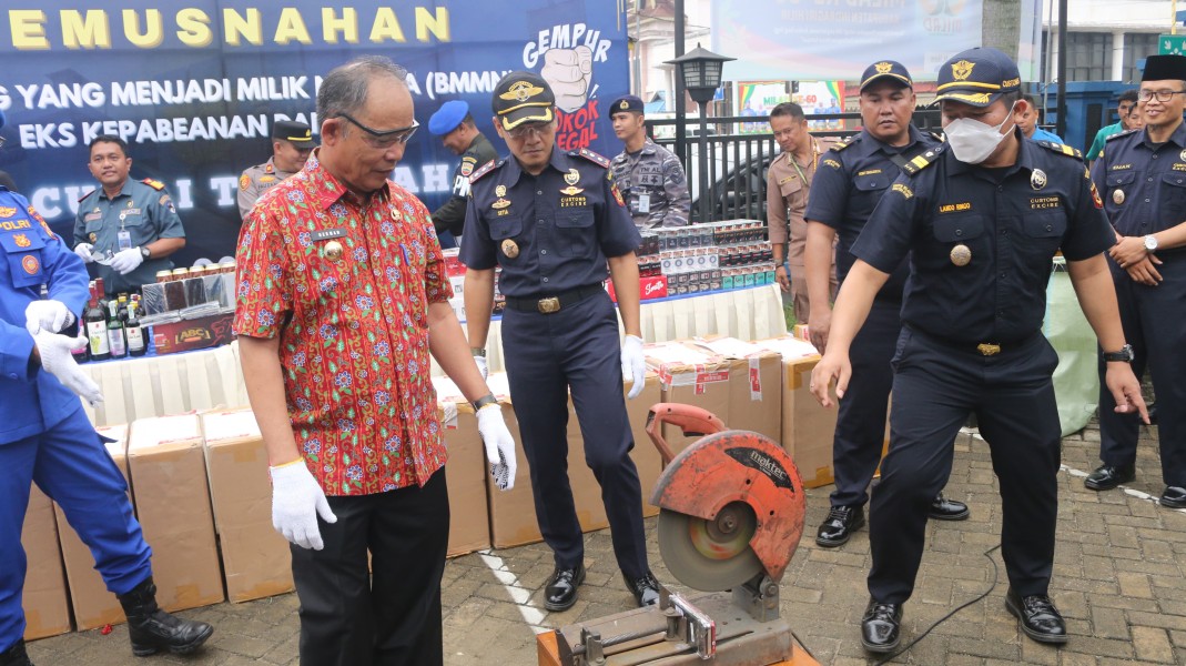 Bupati Inhil Hadiri  Pemusnahan Barang Ilegal Senilai 7 Miliar Hasil Sitaan BC