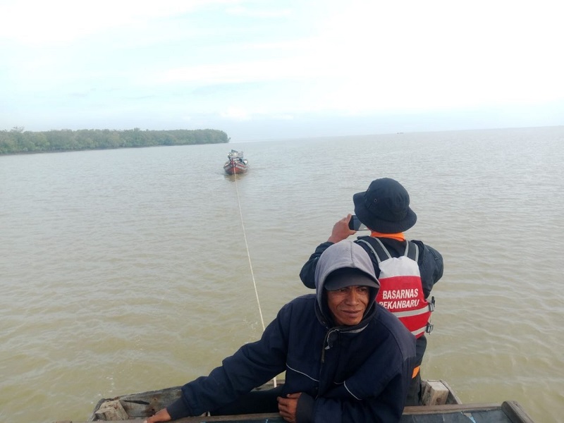 Kapal Nelayan Mati Mesin Dihantam Cuaca Laut, Tim SAR Terjunkan Tim Rescue ke Perairan Pulau Halang