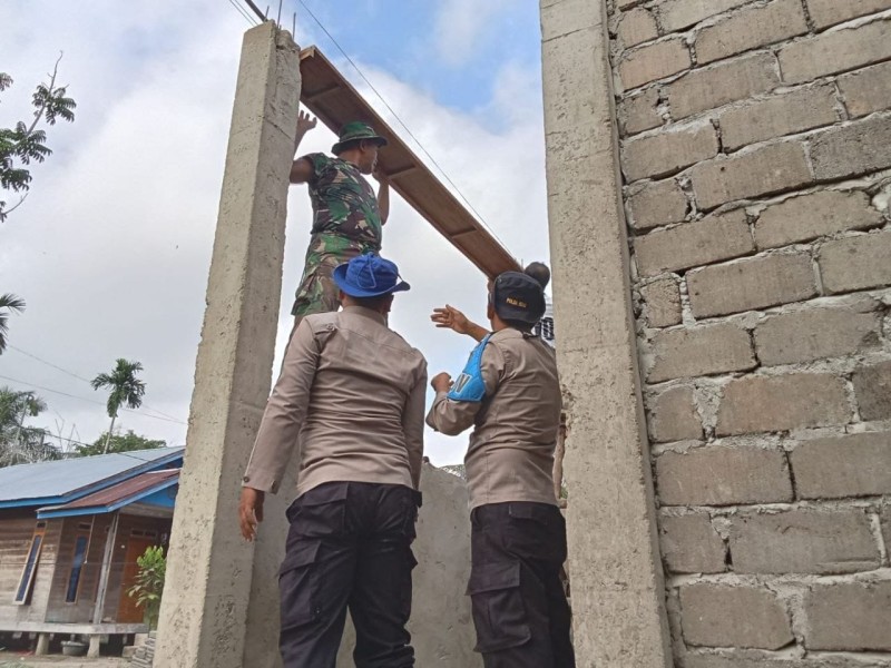 TMMD ke-129 Kodim 0313/KPR: Gotong Royong Kerjakan Pembangunan MCK Masjid Al-Hijrah di Dusun 1 Capai. Progres 70%