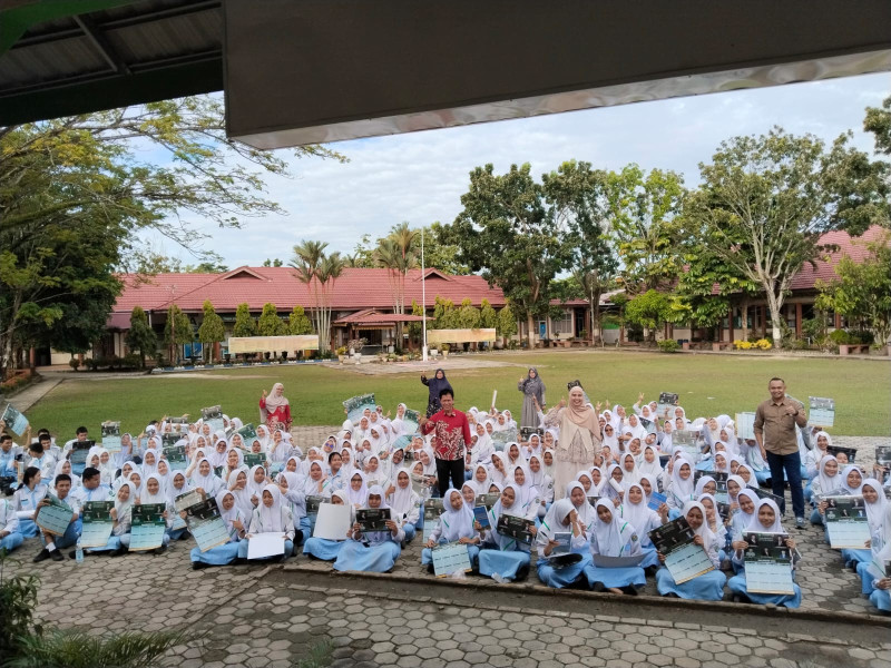 Ratusan Siswa SMK Ikasari Mendapatkan Informasi Beasiswa dan Literasi Tentang Perguruan Tinggi Unilak