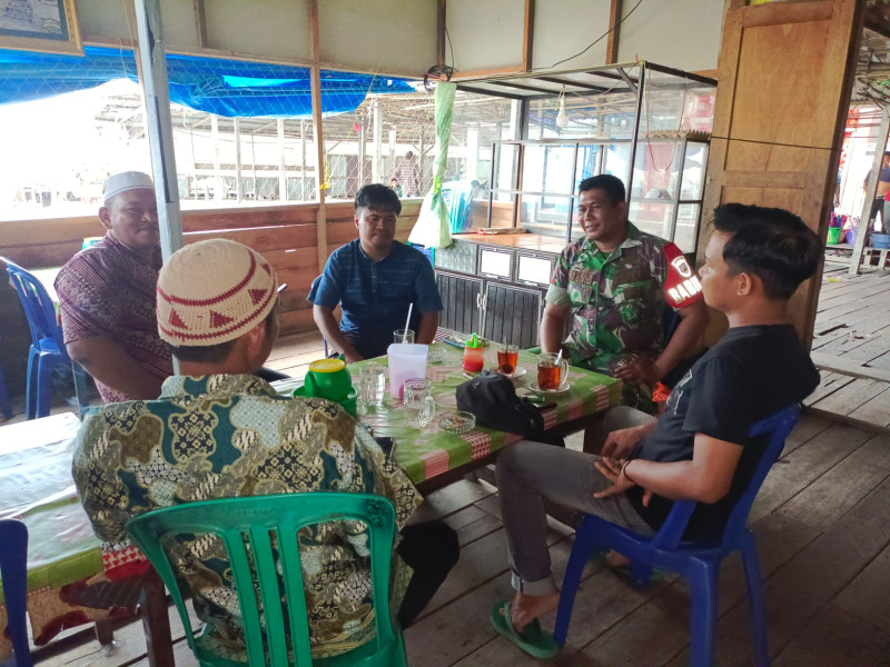 Komsos ke Warga Binaan, Babinsa Sungai Simbar Himbau Jaga Kesehatan di Musim Hujan