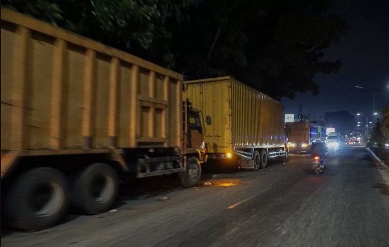 Apakah Solar Langka di Pekanbaru? Antrean Truk Kepung Berbagai SPBU di Kota Bertuah!