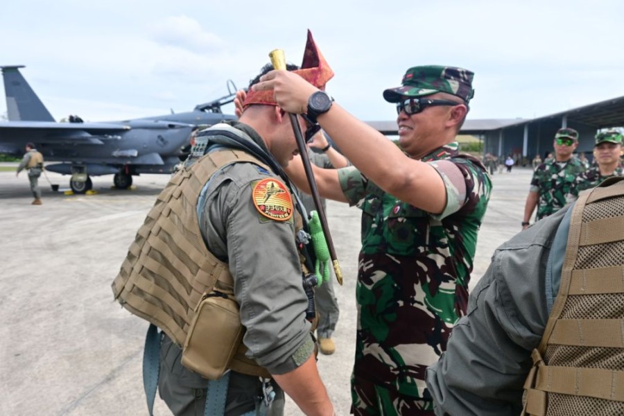 F-15 USAF Mendarat di Pekanbaru, Danlanud Rsn Sambut Pilot dengan Tanjak Melayu