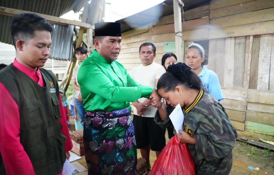 Kunjungi Korban Kebakaran di Kuala Semumdan, H Zukri Serahkan Bantuan