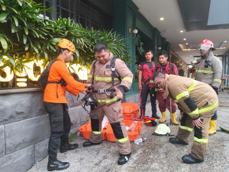 Kebakaran Hotel New Hollywood Sejumlah Tamu Sempat Terjebak di Dalam Kamar