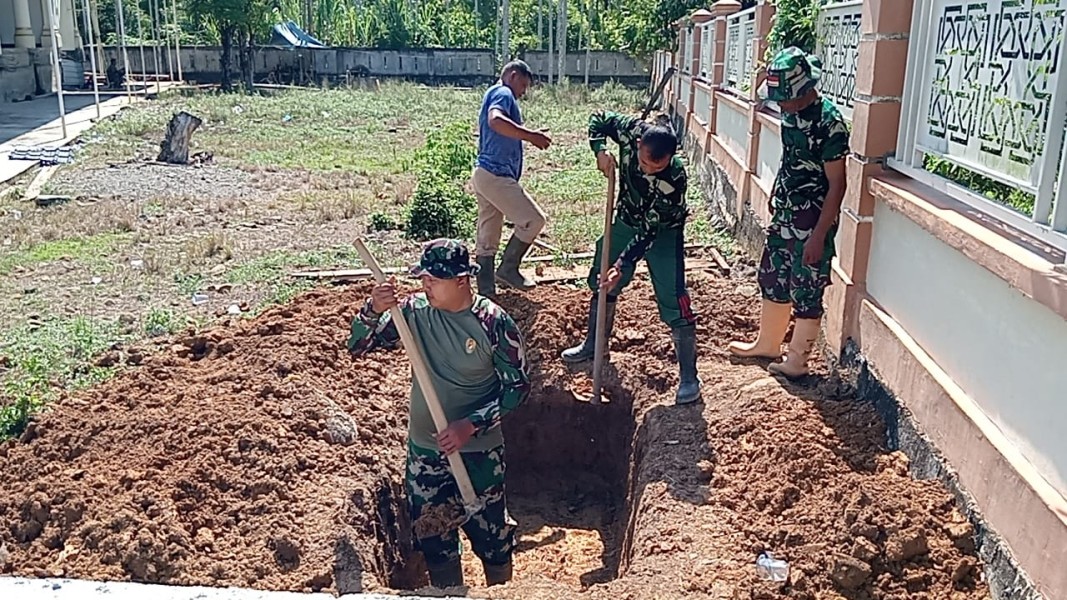 Terik Matahari Tak Halangi Satgas TMMD ke-129 Kodim 0102/Pidie Rampungkan Galian Septic Tank MCK TPU Blang Cot