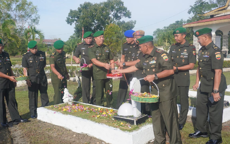 Peringati Hari Juang TNI AD, Personil Kodim 0320 Dumai Ziarah ke Makam Pahlawan