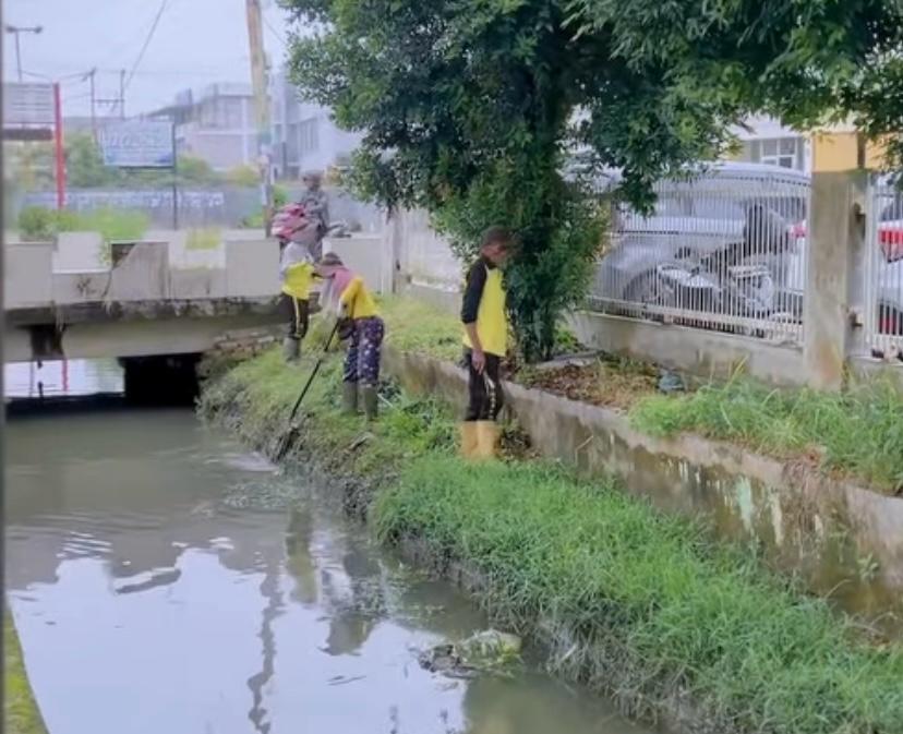 Petugas Dinas PUPR Pekanbaru Rutin Normalisasi Drainase Cegah Banjir, Ini Titik-titiknya