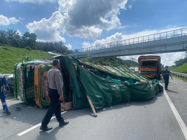 Truk Fuso Tabrak Cold Diesel yang Parkir di Jalan Tol Permai, Satu Orang Terluka