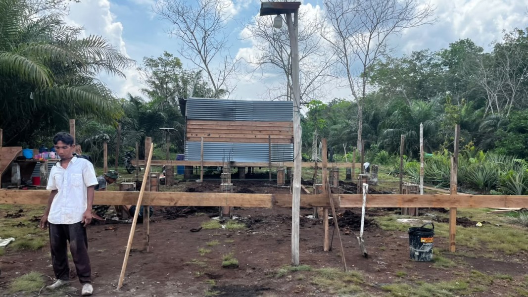Kemanunggalan TNI dan Rakyat, Pembangunan RTLH Bapak Zaini di TMMD ke-129 Kodim 0313/Kpr Terus Digesa