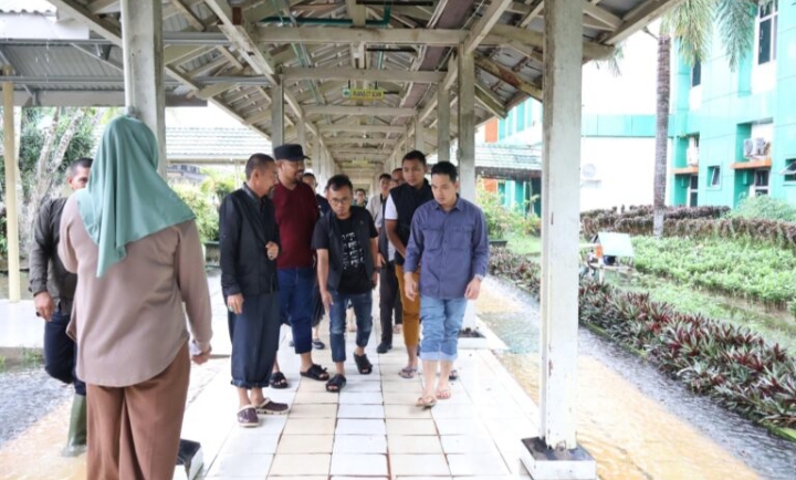 Pj Bupati Inhil Tinjau RSUD Puri Husada Tembilahan yang Tergenang Banjir