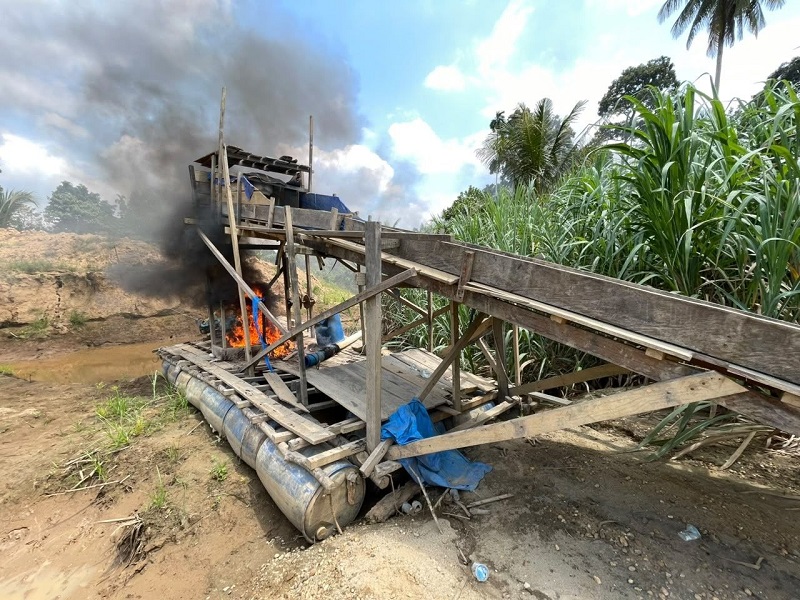 Razia Diduga Bocor, Pemburu Emas Ilegal di Sungai Indragiri Lolos, Polisi Cuma Bakar Rakit Kosong