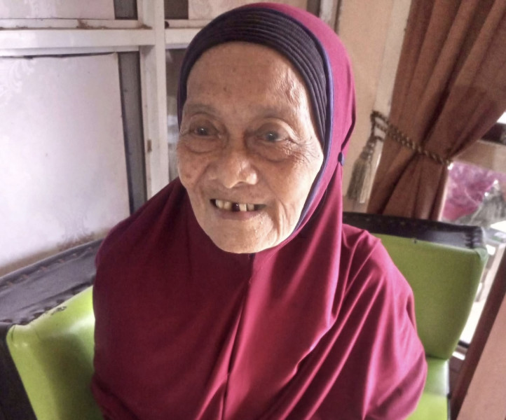 Lansia Bingung di Simpang 4 Lampu Merah Tembilahan, Mohon Bantuan untuk Temukan Keluarganya
