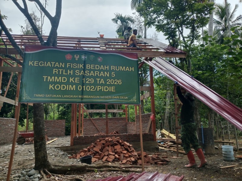 Harapan Ibu Rabumah Kian Nyata, Rehab RTLH TMMD Ke-129 Kodim 0102/Pidie Masuk Tahap Pemasangan Atap