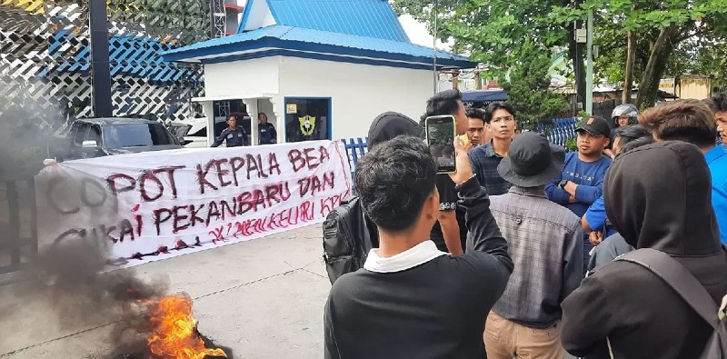 Desakan KNPI Copot Kepala Bea Cukai Pekanbaru, Sikap Bungkam Otoritas Perkuat Dugaan Main Mata Mafia Rokok