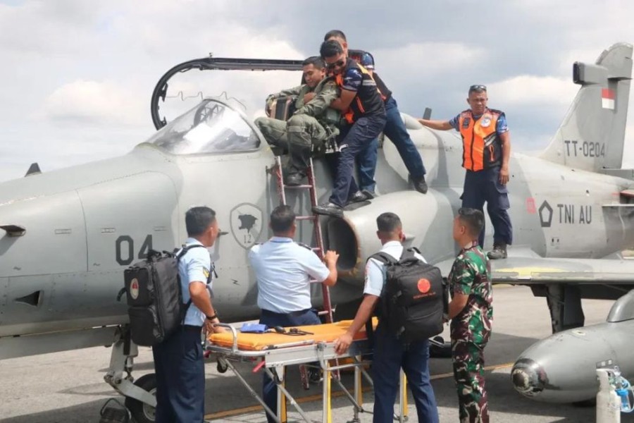 Personil Lanud Rsn Evakuasi Cepat Pilot Saat Emergency Landing Pesawat Tempur Hawk