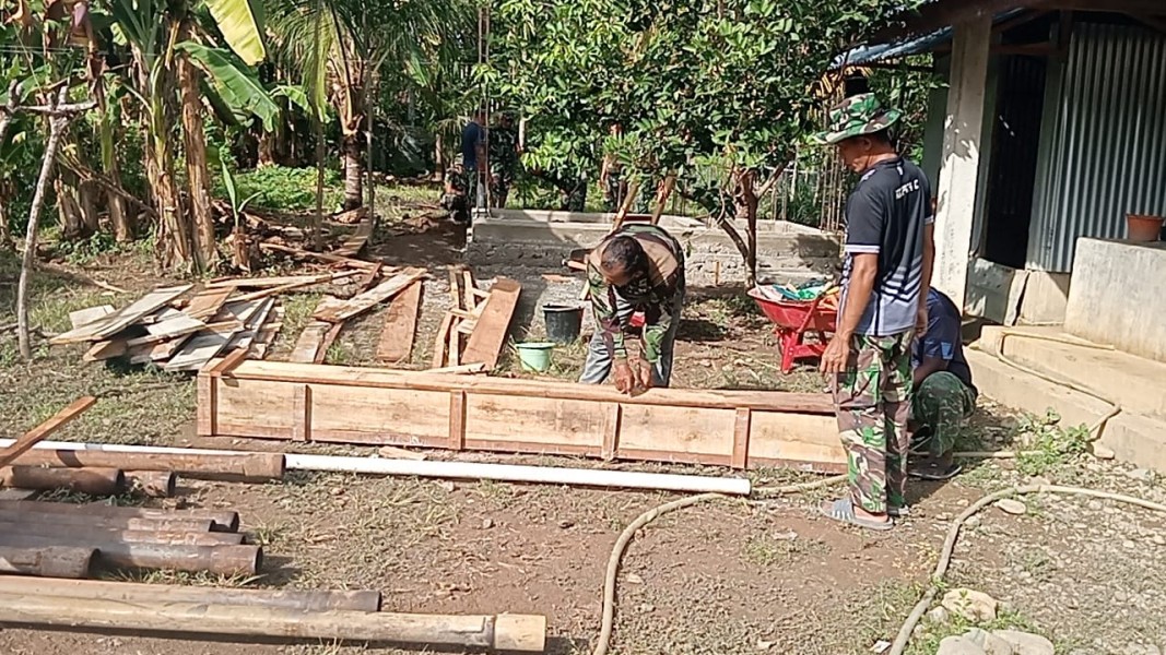 Bangun Sanitasi Berkualitas, Satgas TMMD Ke-129 Fokus Perkuat Struktur MCK dengan Pengecoran Tiang