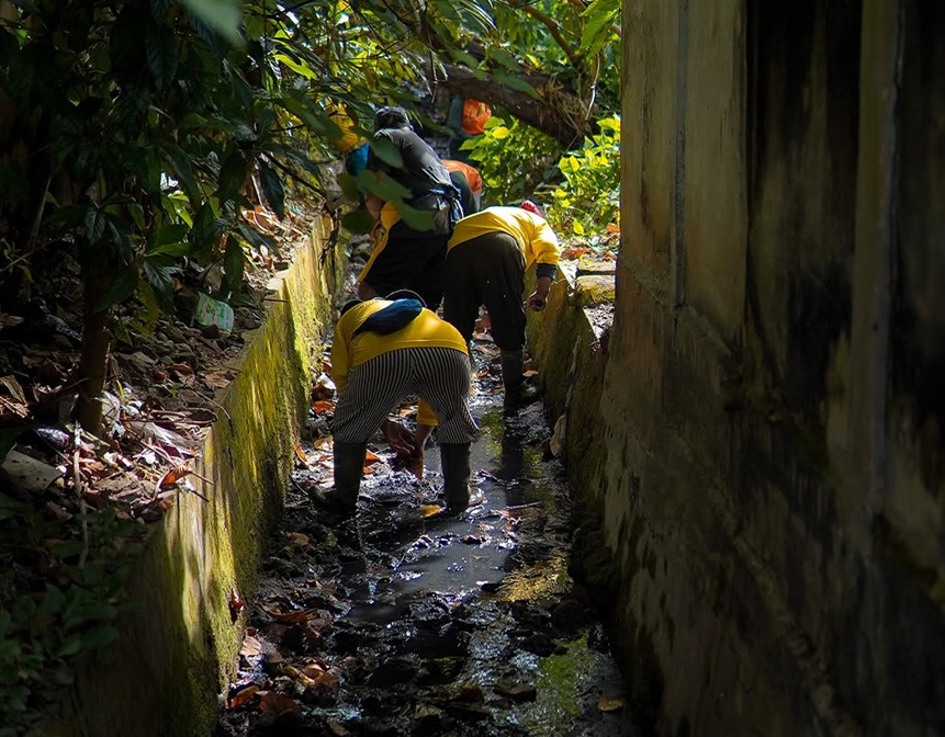 Mitigasi Banjir Jalan Hangtuah, Pasukan Kuning Dinas PUPR Pekanbaru Bersihkan Drainase