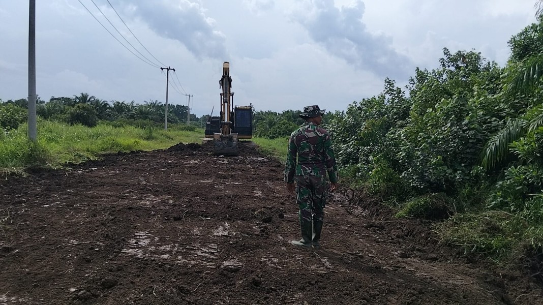 Masuk Sektor Critical, Satgas TMMD KE-129 Kodim 0313/KPR Timbun Jalan Berlubang 230 Meter di Pangkalan Terap