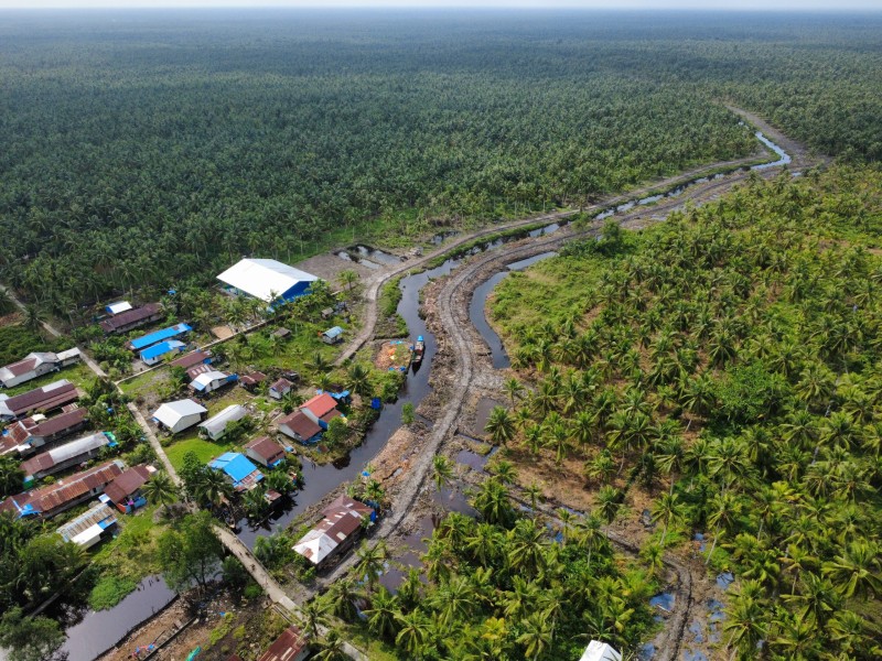 CSR Sambu Group Perkuat Infrastruktur Desa dan Lindungi Kebun Kelapa Petani Penjuru