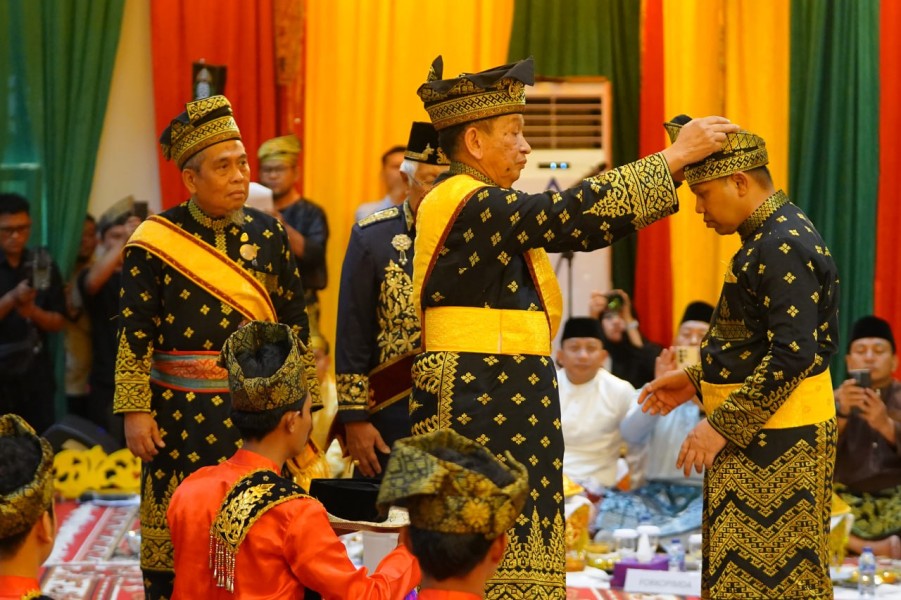 Gubernur Riau Abdul Wahid Resmi Bergelar Datuk Seri Setia Amanah