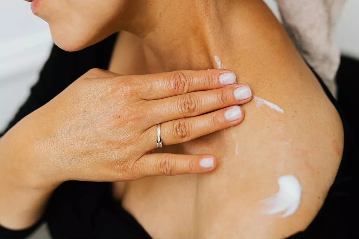 Tips Pakai Body Lotion Retinol Malam Hari Tanpa Iritasi