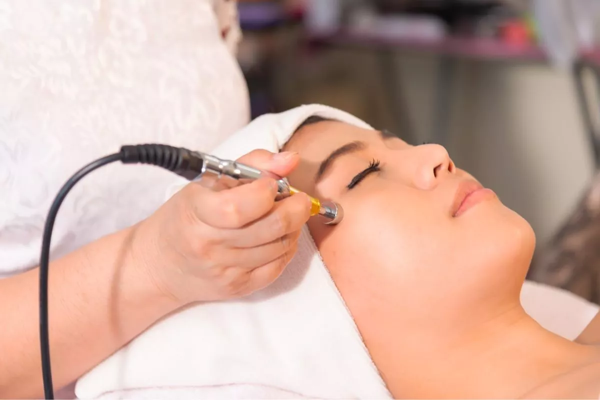 Bye Mata Panda! Benarkah Manfaat Peeling untuk Area Mata Terbukti Ampuh?