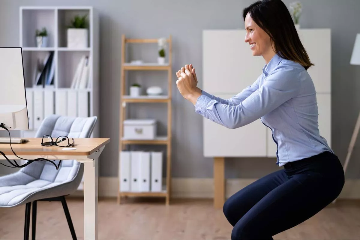 Lawan Sitting Disease: 5 Gerakan Olahraga Praktis di Kantor