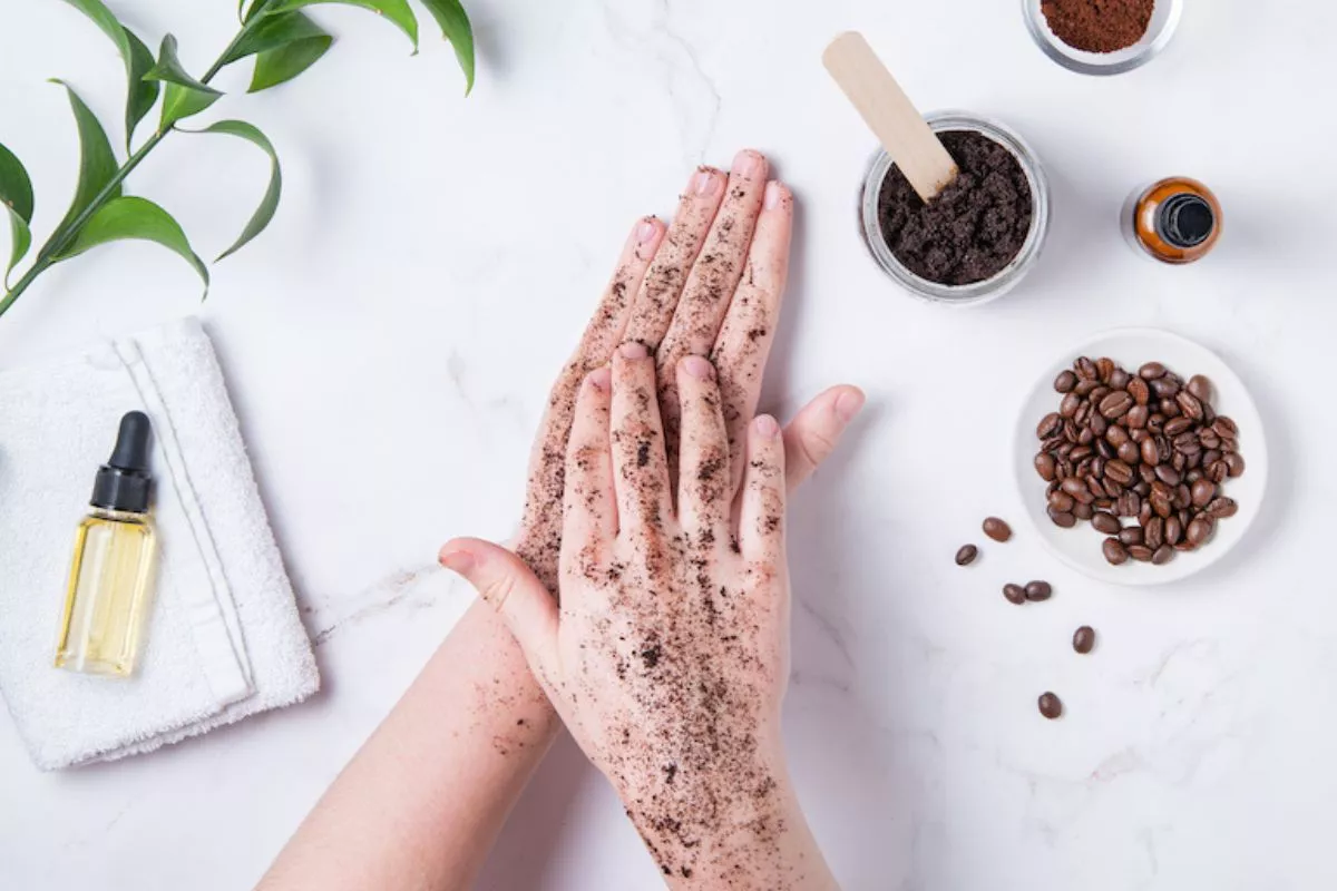 Kulit Auto Glowing! Ini Alasan Body Scrub Wajib di Lakukan Malam Hari