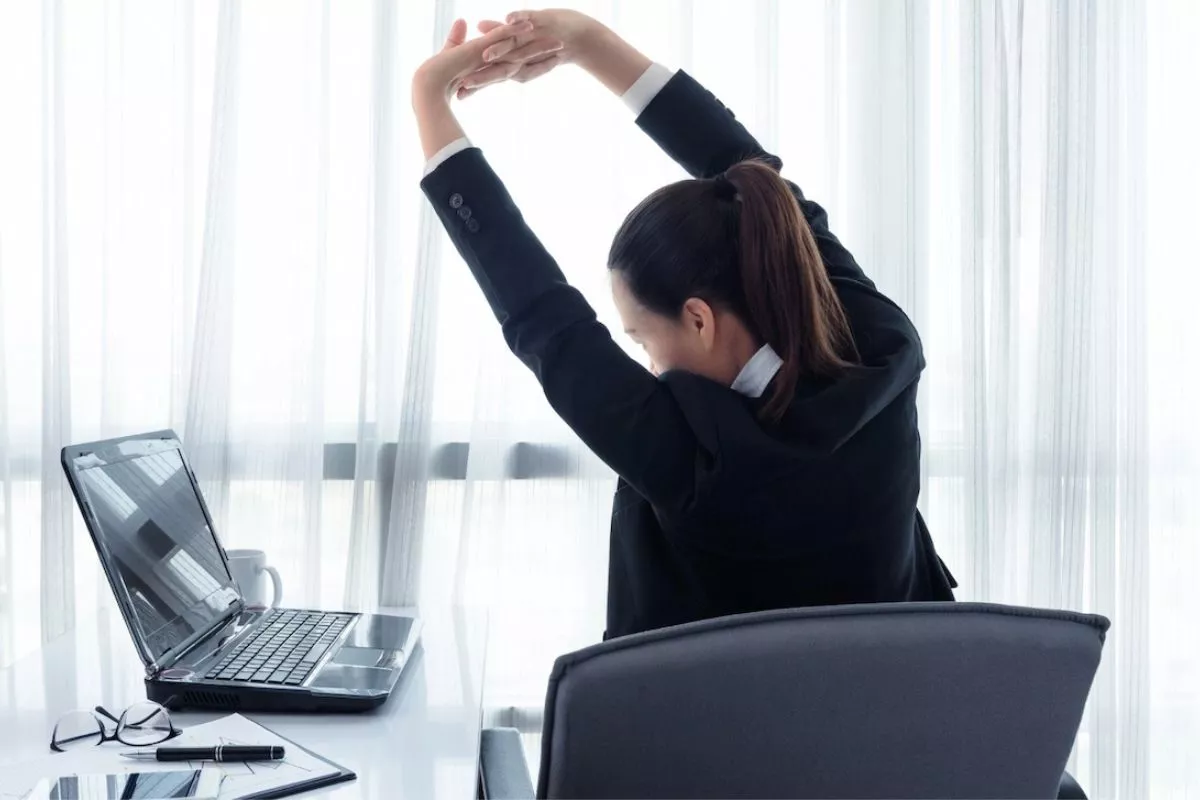 Punggung Kaku Saat Kerja? Ini Cara Stretching di Kursi Kantor Tanpa Berdiri