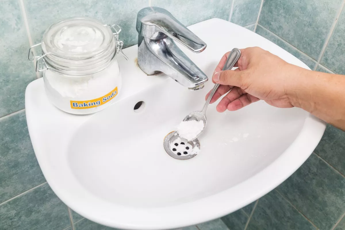 Menggunakan Cuka dan Baking Soda untuk Kamar Mandi