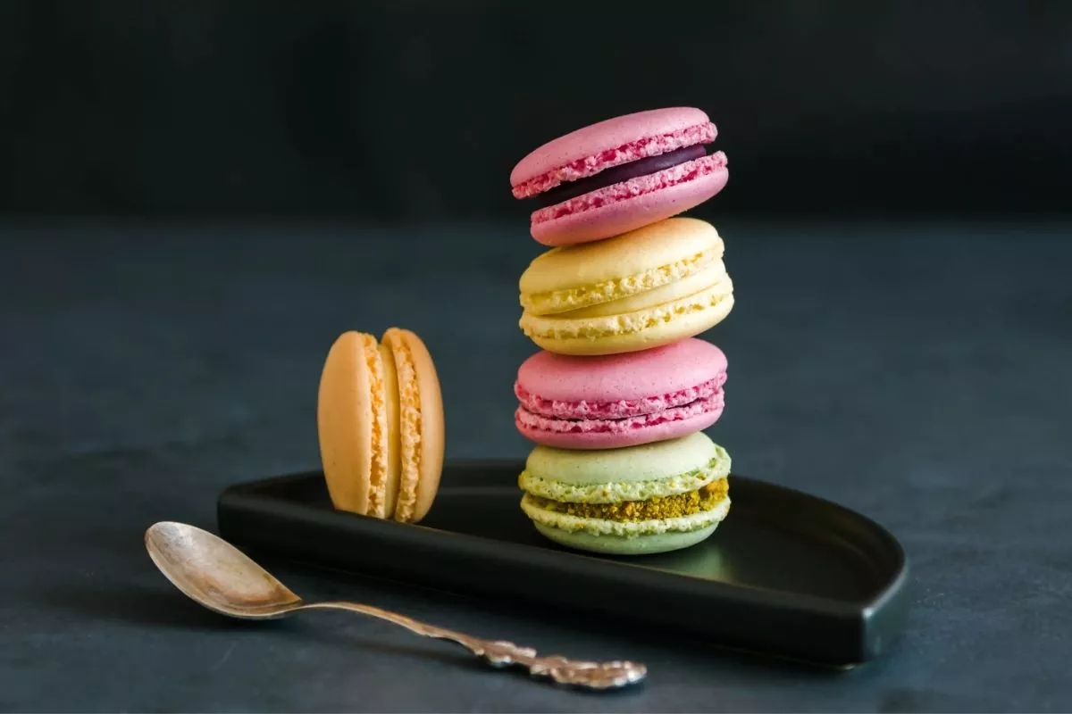 Panduan Lengkap Cara Mengatasi Macaron Retak, Kopong, atau Tanpa Kaki 