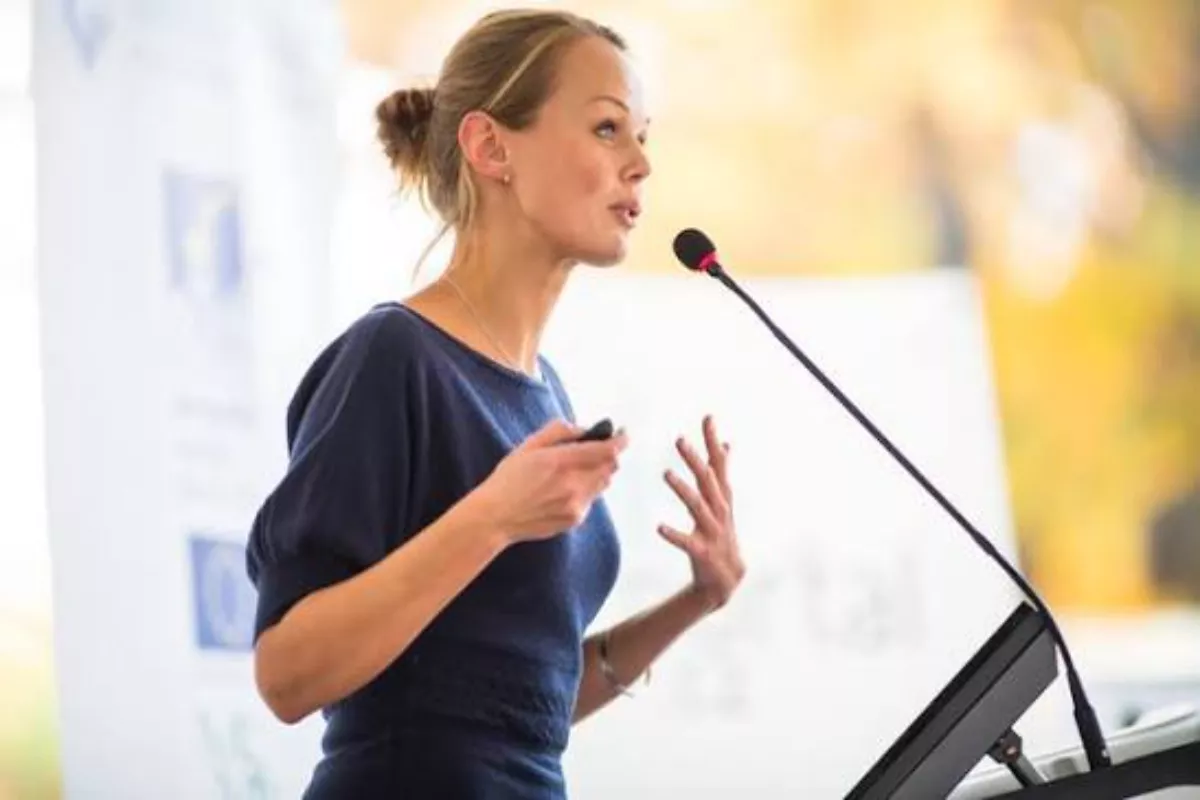Bahasa Tubuh Dalam Public Speaking Yang Bikin Audiens Terpukau!