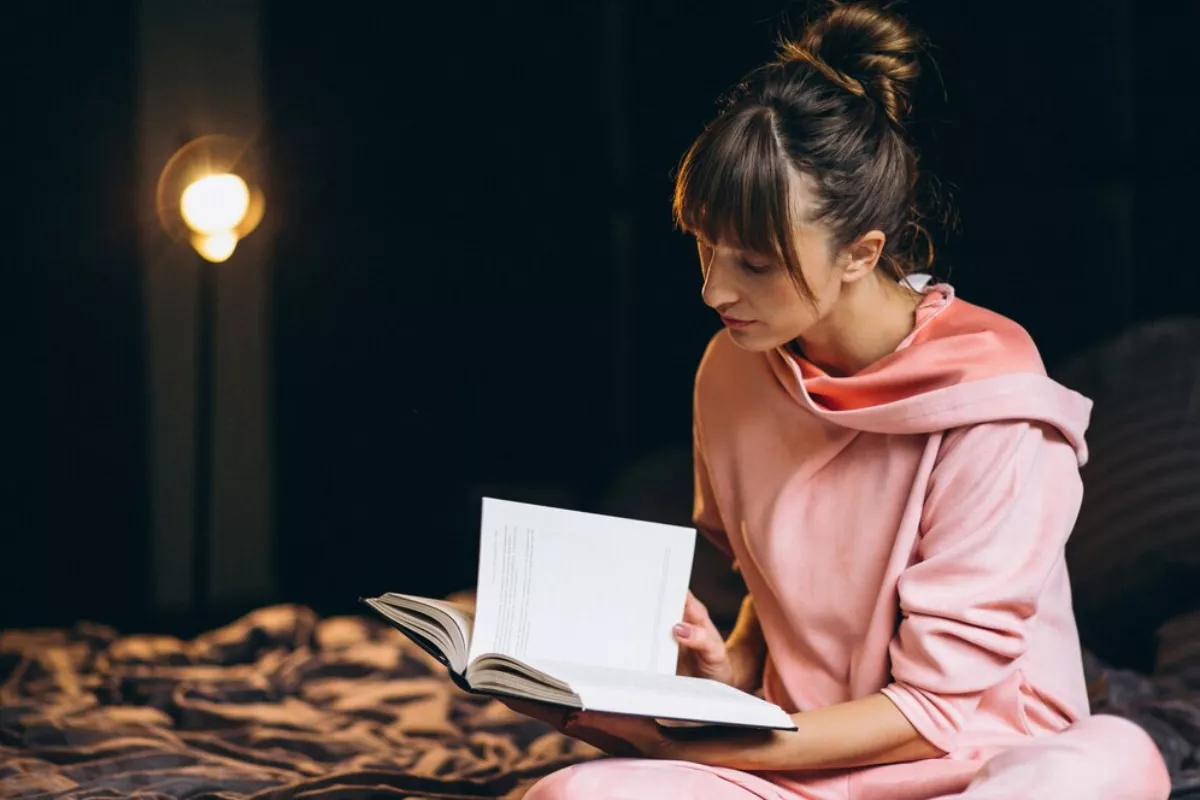 Manfaat Membaca Buku Fisik Sebelum Tidur untuk Mental