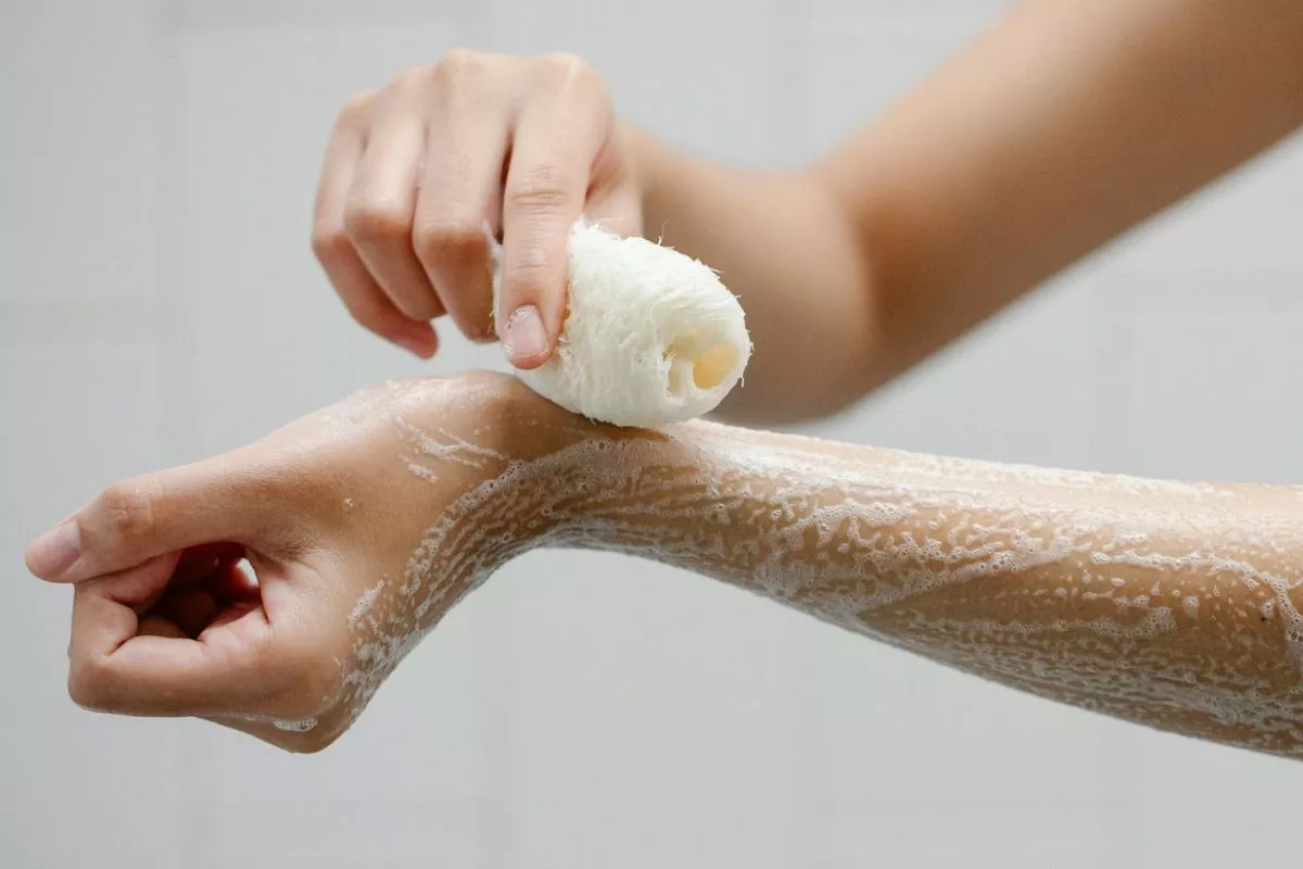 Kulit Bersisik Usai Mandi? Ini Trik Menjaga Kelembapan Kulit Saat Mandi