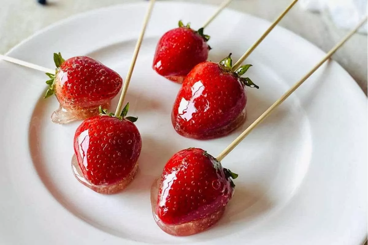 Resep Strawberry Tanghulu Anti Gagal, Garing dan Mengkilap Enak!