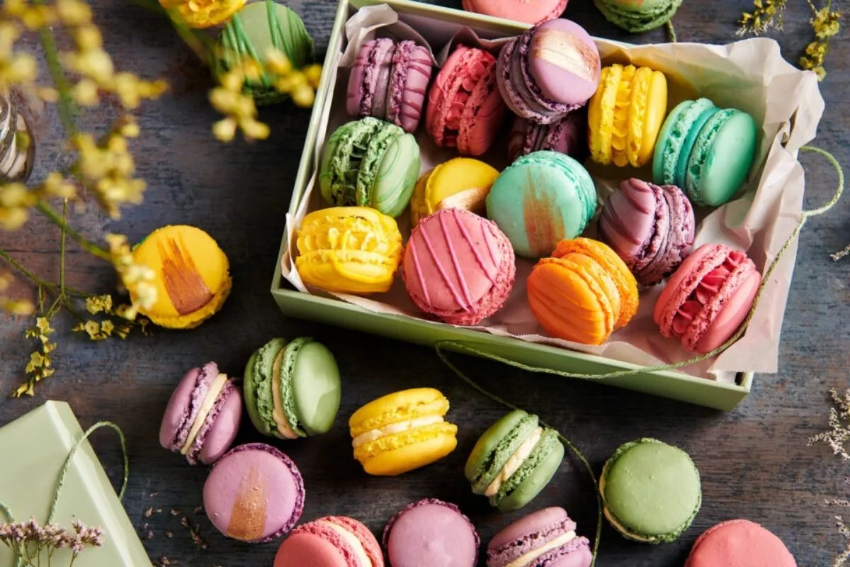 Kunci Macaron Mulus Mengkilap: Teknik Macaronage yang Benar!