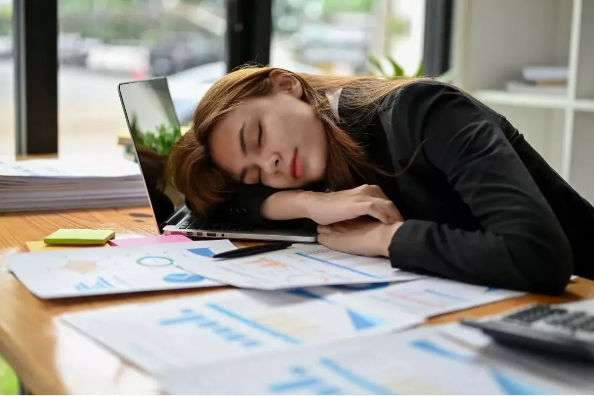 Mengantuk Saat Kerja? Tidur Singkat Ini Bikin Fokus Seharian!